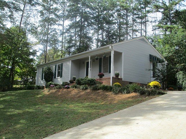 1st image of 121 Lakewood Dr