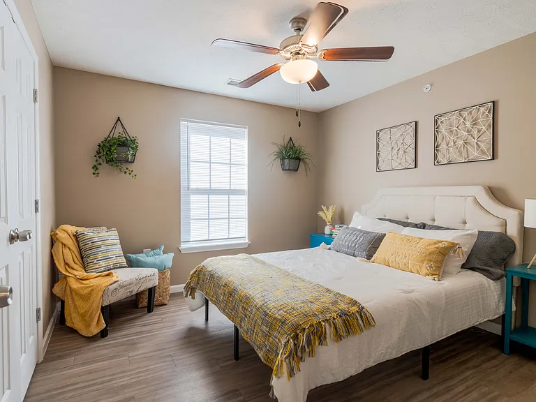 Greenbrier Apartments — Photo 9