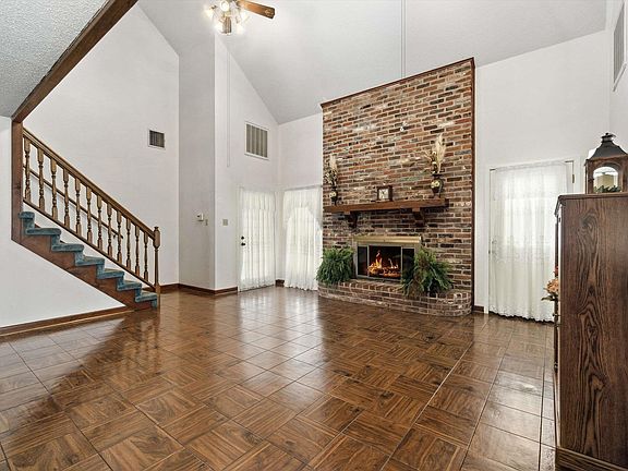 3rd image of 300 Tania Ave