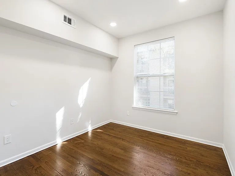 Columbia Court — Photo 53