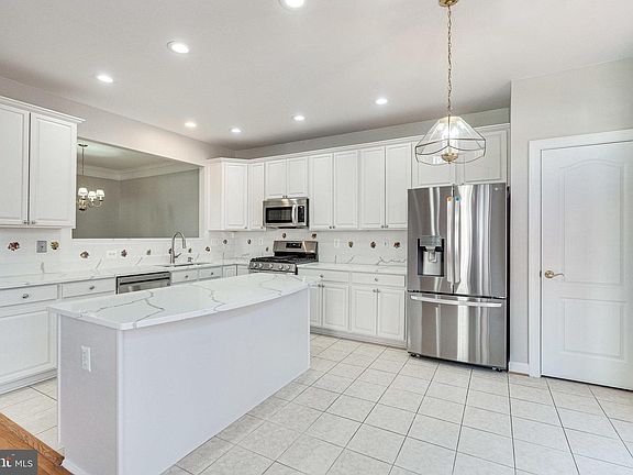 4th image of 8826 Royal Doulton Ln