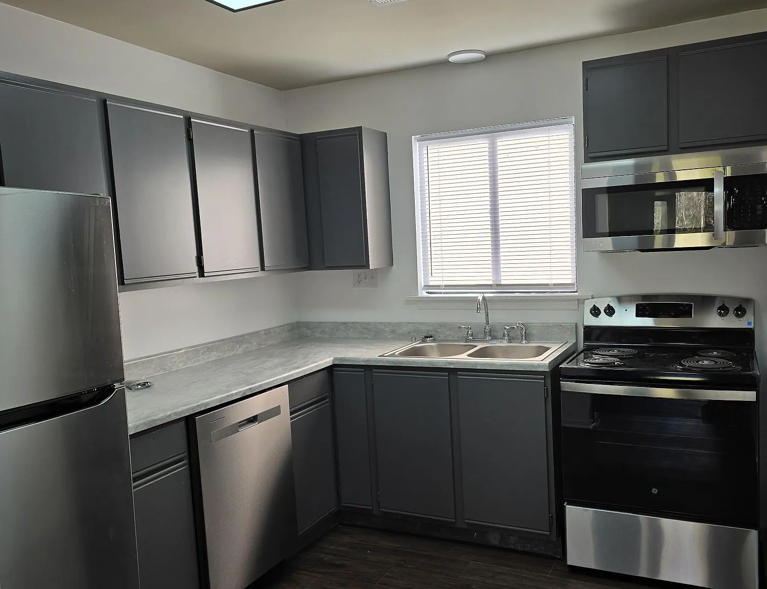 2 bed, 900 sqft, $995 — Photo 2