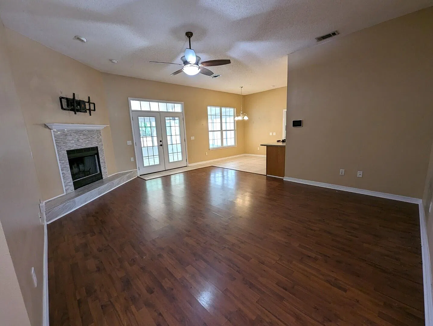 4 bed, 2.0 bath, 1480 sqft, $2,050 — Photo 2