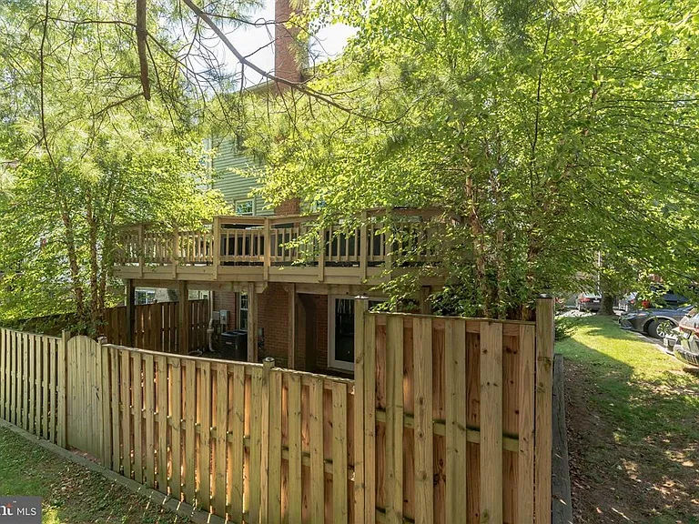 Backyard (photo 2/2)