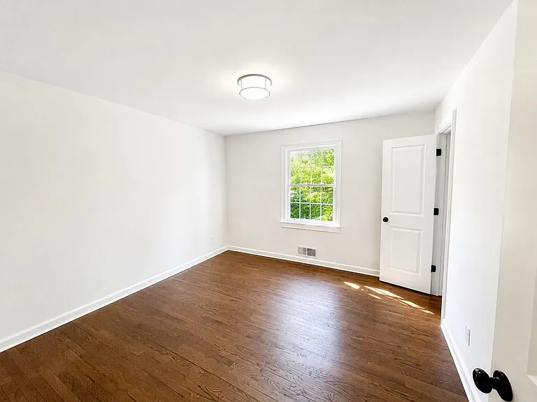4586 Peachtree Dunwoody Rd — Photo 10