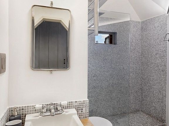 5th image of 102 Bedford St APT 9