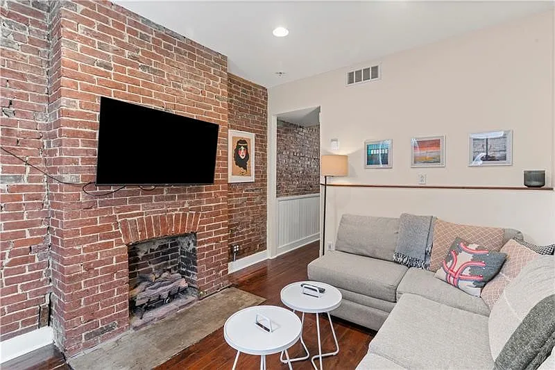 2 bed, 1.5 bath, 1901 sqft, $2,000 — Photo 2