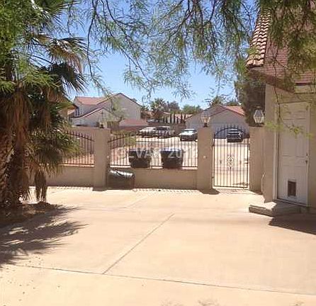 3rd image of 310 W Country Club Dr