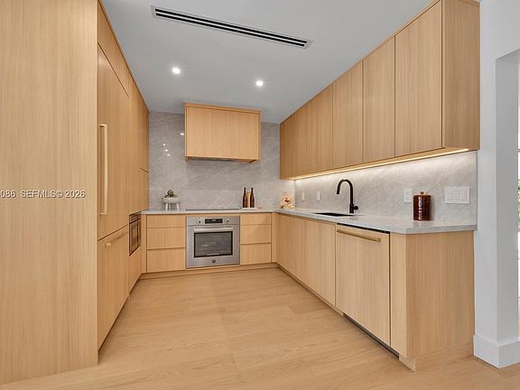 4th image of 2635 SW 64th Ave
