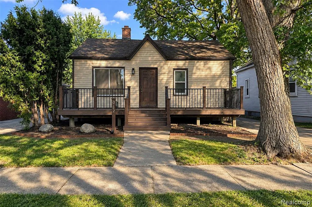 2 bed, 1.0 bath, 770 sqft, $1,700 — Photo 1