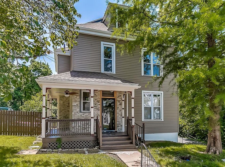 1st image of 220 Hereford Ave