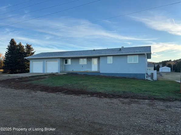 906 N Airport Rd, Hettinger, ND 58639