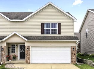 7 Oak Park Rd, Bloomington, IL 61701