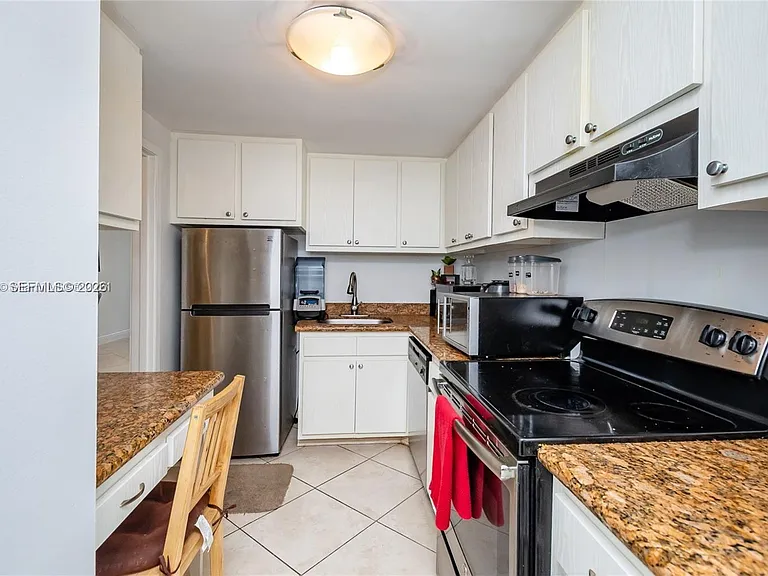 905 Brickell Bay Dr #623 — Photo 6
