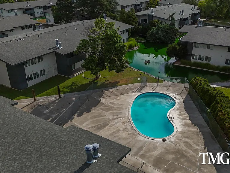 Lakeside Apartments — Photo 11