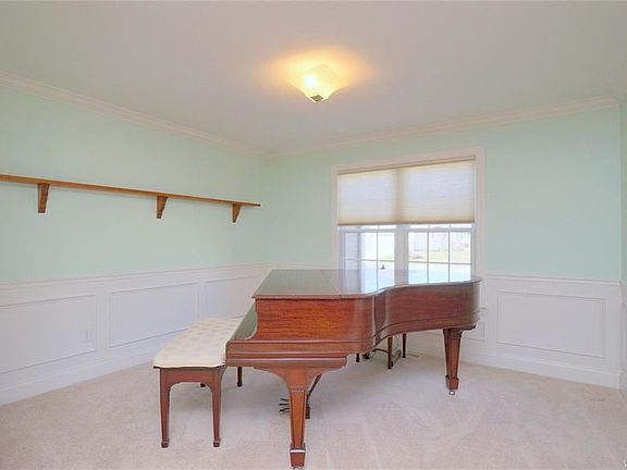 5th image of 174 Collins Ln
