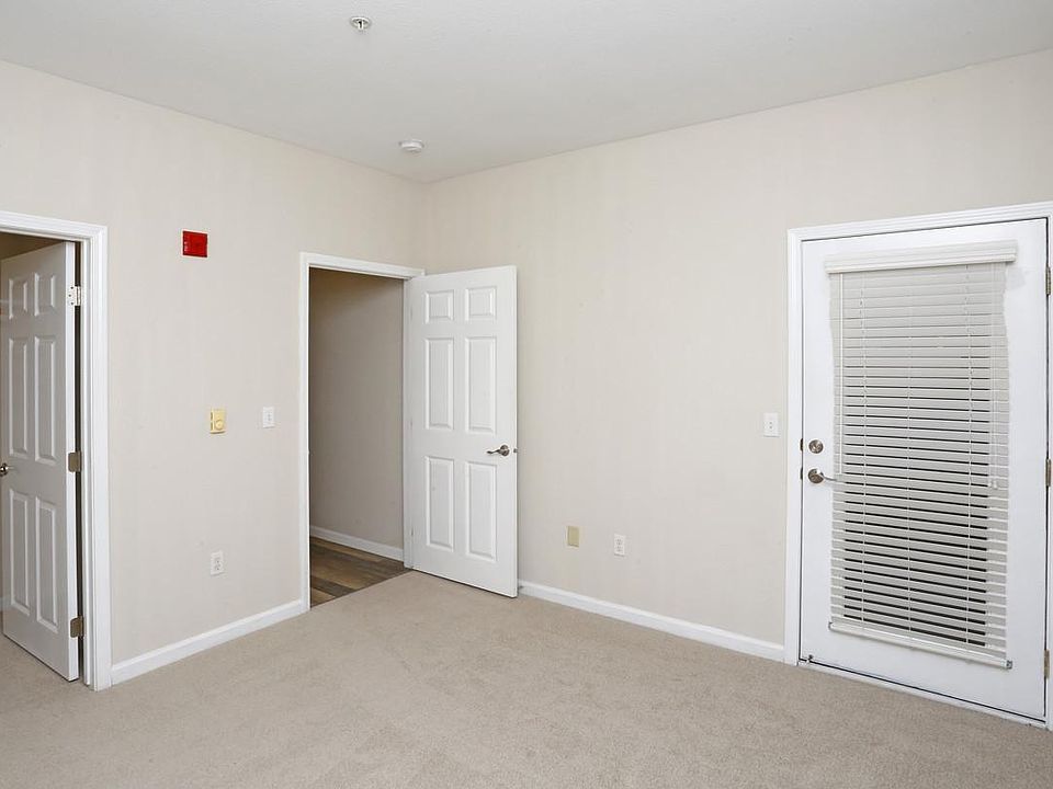 1x1 / 729 sf - Bedroom