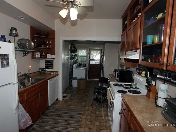 4th image of 136 2nd Ave