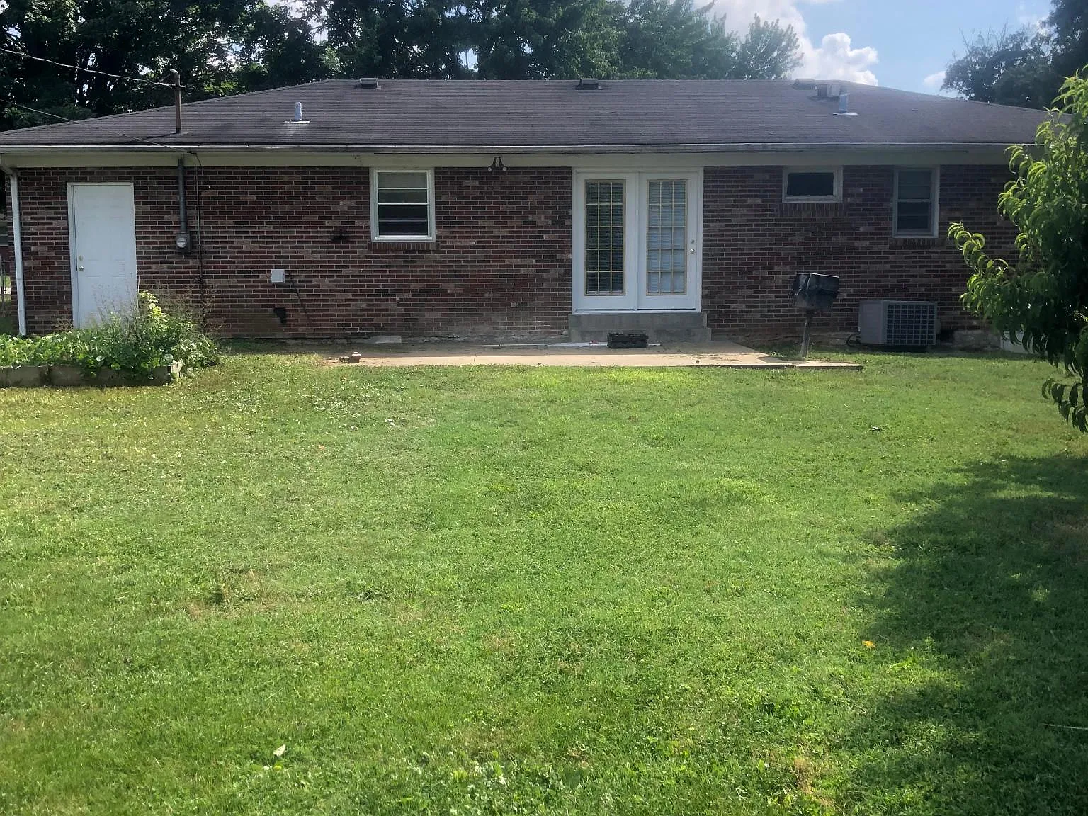 3 bed, 1.5 bath, 1170 sqft, $1,400 — Photo 2
