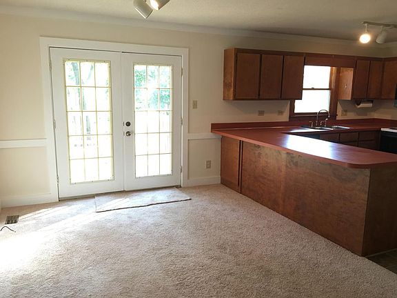 4th image of 1205 Roundtree Dr