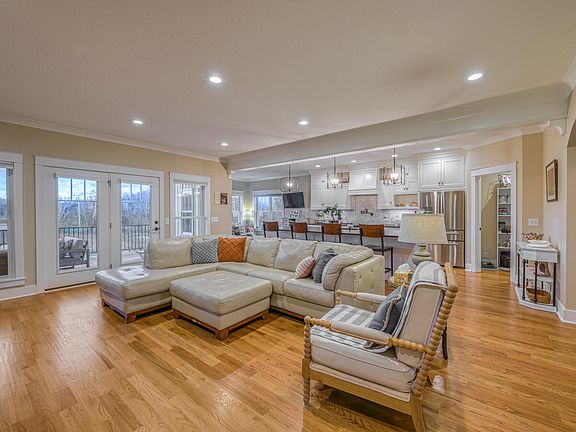4th image of 214 Charlton Ct