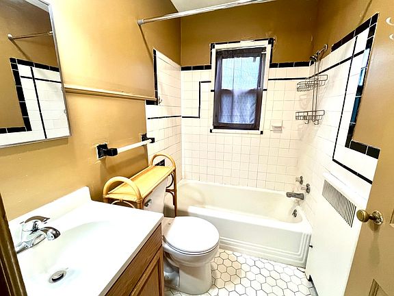3rd image of 1421 SE 2nd St #10539527