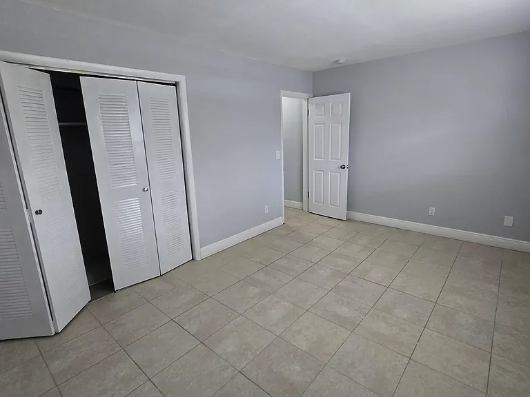 16951 NE 18th Ave #14 — Photo 11