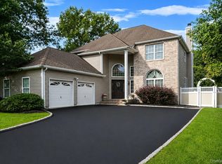 44 Independence Way, Miller Place, NY 11764