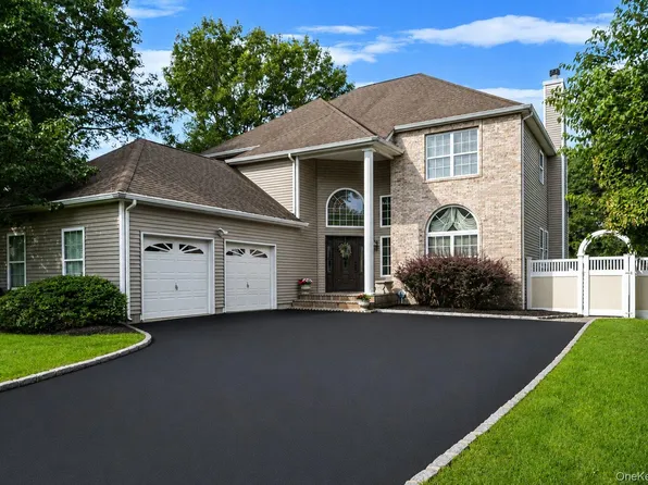 44 Independence Way, Miller Place, NY 11764
