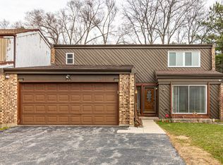 2431 Cobblewood Dr, Northbrook, IL 60062