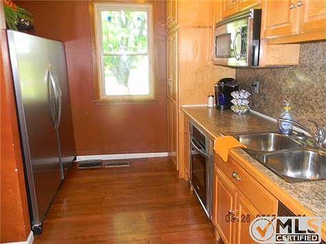 3rd image of 517 Hillside Ln