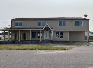 2 Pine Pl, Lindenhurst, NY 11757