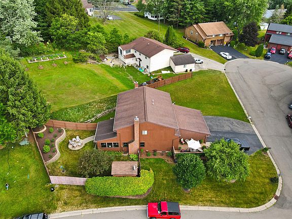 3rd image of 10 Carol Ct