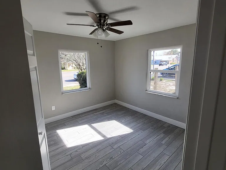 144 N Park Ave — Photo 10