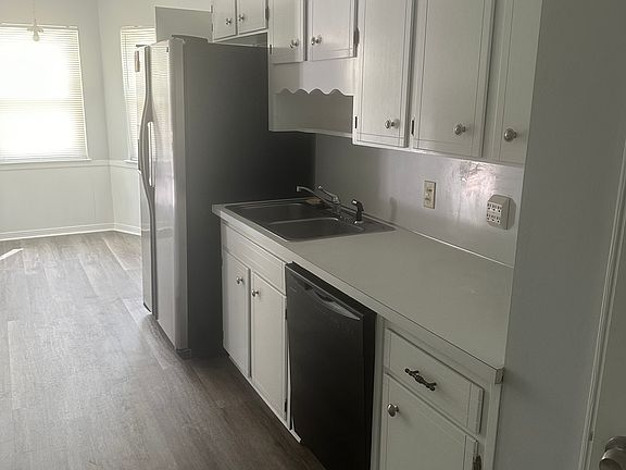 5th image of 1185 Greenbrier Blvd