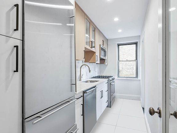 5th image of 923 5th Ave APT 8F