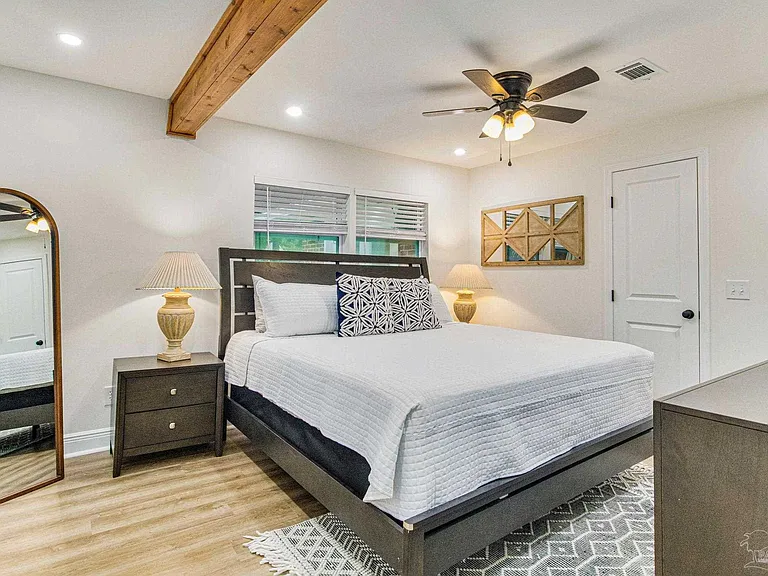 814 W Gonzalez St — Photo 3