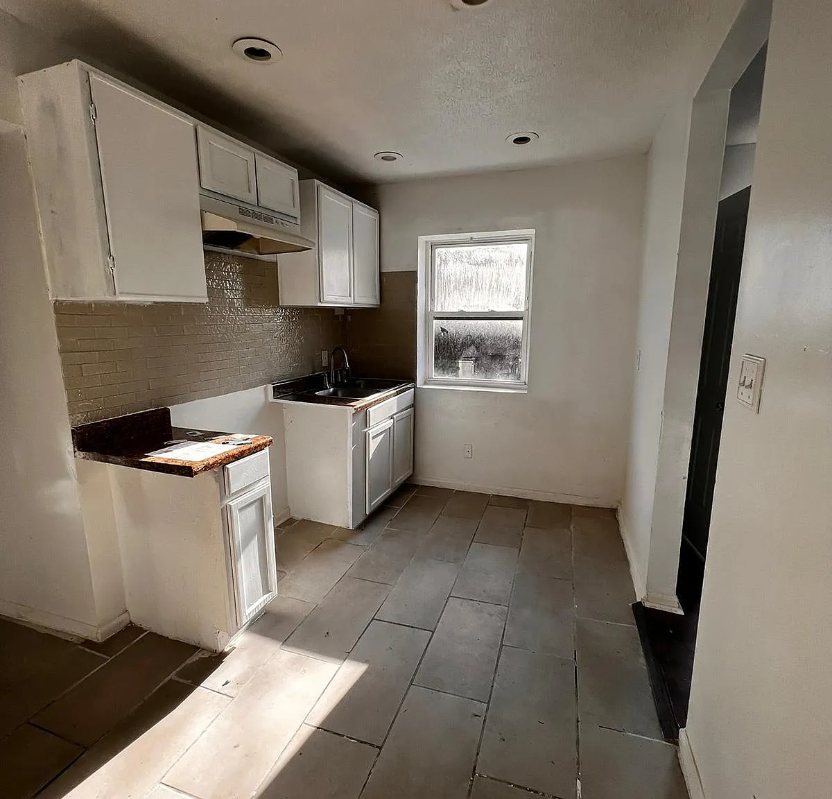855 Steffen Avenue - 3 — Photo 4