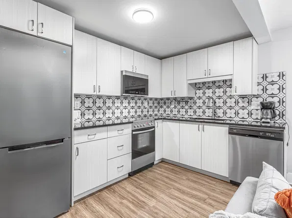 388 Chapel St #3B, Ottawa, ON K1N 7Z6