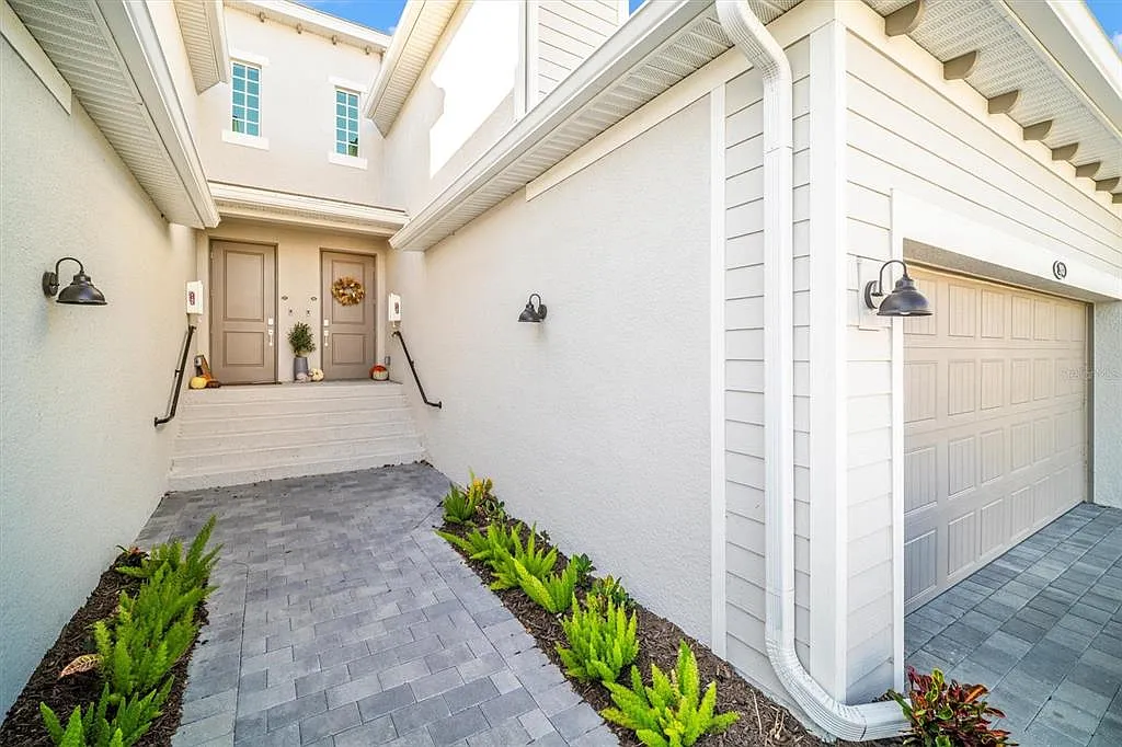 3 bed, 2.0 bath, 2294 sqft, $8,000 — Photo 2