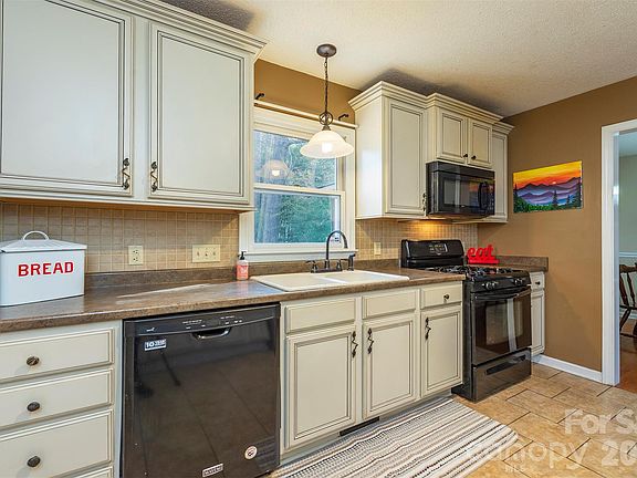 4th image of 46 Foxberry Dr