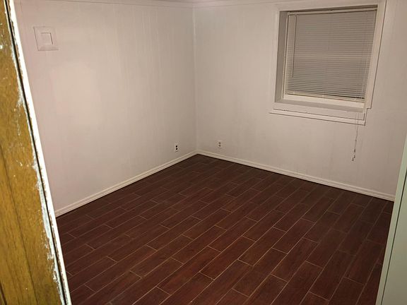 Bedroom w/tile floor