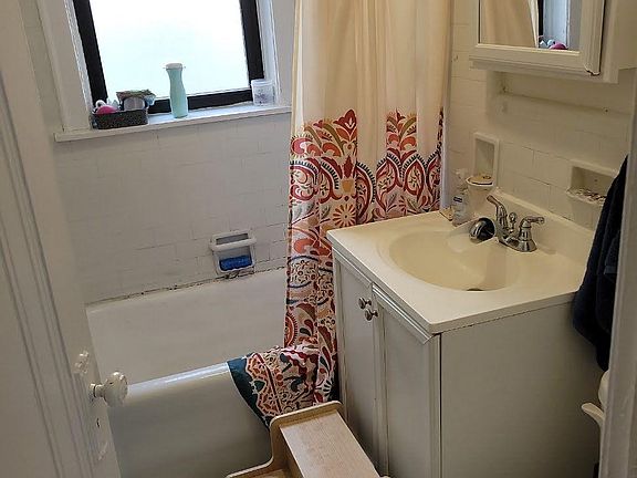 3rd image of 1618 W Farwell Ave APT 2A