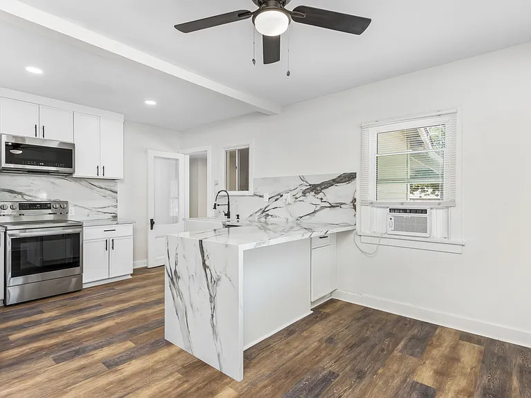1359 Jasper Ave — Photo 22