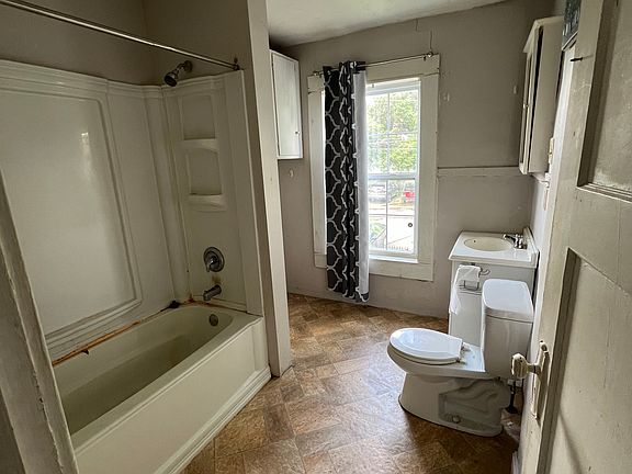 2nd image of 422 E 16th Ave