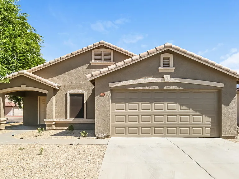 1924 E Connemara Dr — Photo 1