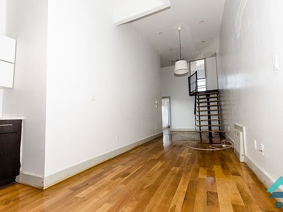 4th image of 233 Jefferson St #3LAURA
