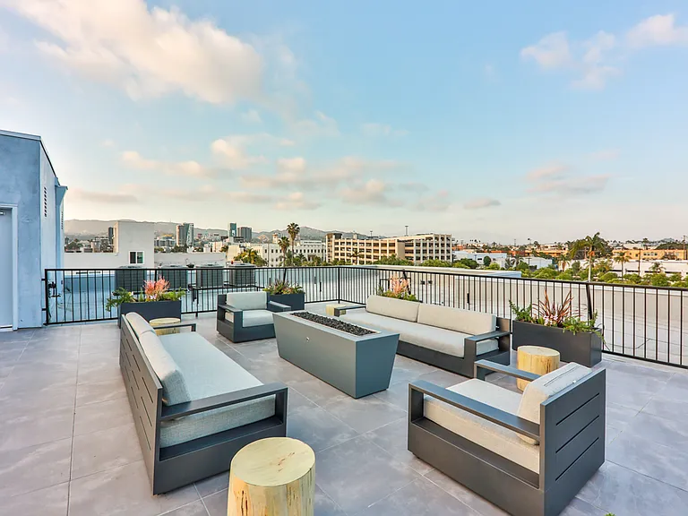 900 N Wilcox Ave #105 — Photo 39