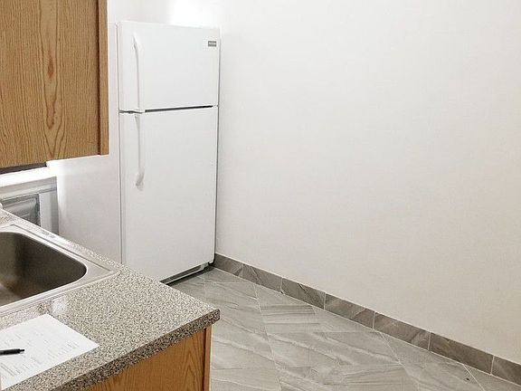 4th image of 2804 33rd St #3