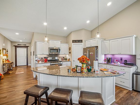 4th image of 308 NE Pinehurst Cir